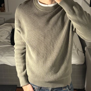 Militärgrön tröja från Zara - Säljer en riktigt fet militärgrön tröja från Zara i storlek S. Helt ny, haft ett tag men brukar inte ha på mig, ändrat använd ett fåtal gånger.