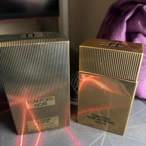 Tom Ford Noir Extreme Parfum 100ml - Tom Ford Noir Extreme Parfum i lyxig guldig flaska. Volym: 100 ml. Tillverkad i Schweiz. Perfekt för dig som vill sticka ut med en exklusiv doft och snygg design på hyllan. Över 90 ml kvar