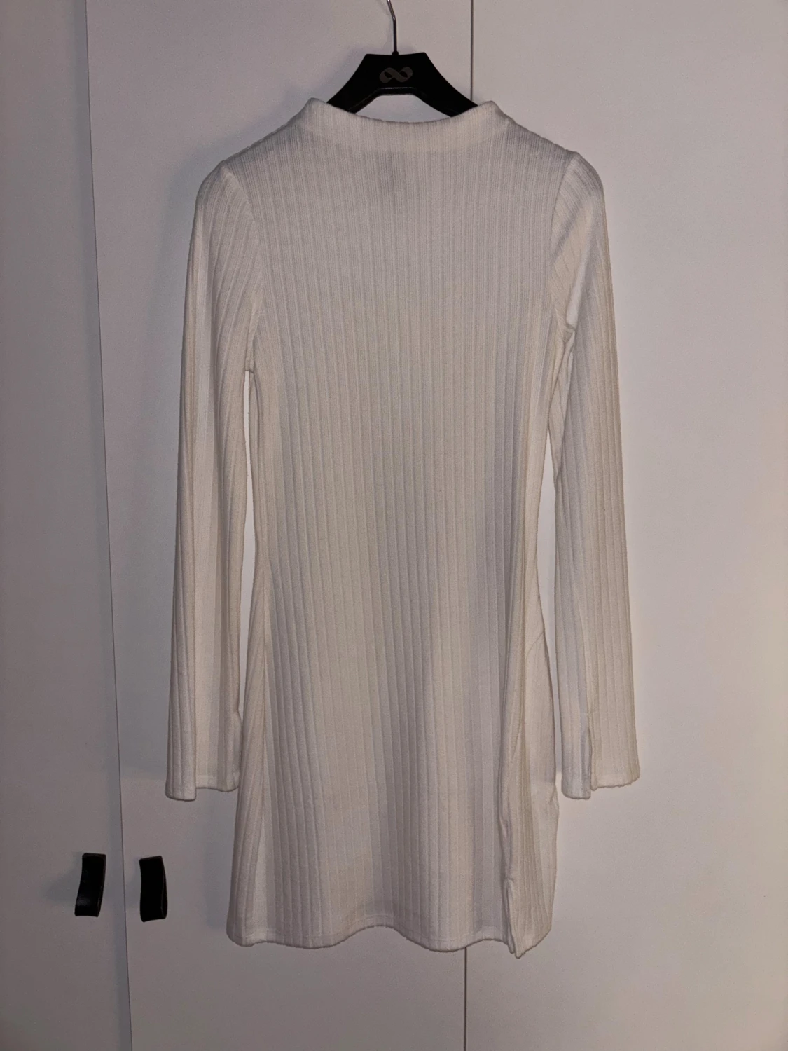 Vit ribbad långärmad klänning