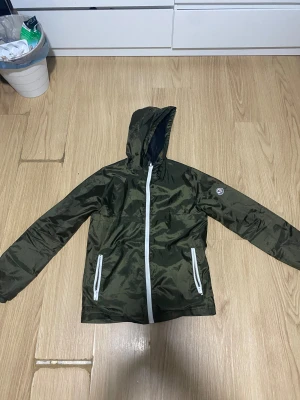 Moncler Jacka - Hej den är lite slite annars allt är bra. kan sänka lite men skicka gärna bud