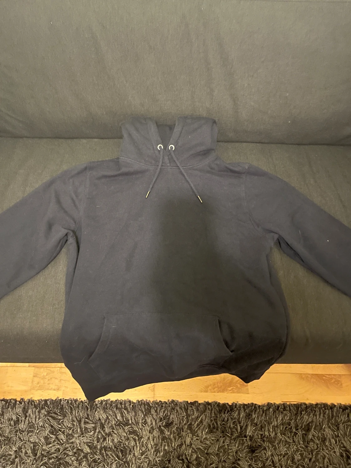 Mörkblå hoodie
