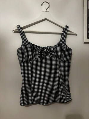 Blå & Vit topp Zara  - Så söt topp från Zara, sparsamt använd och köpt i somras, kommer tyvärr inte till användning längre❤️ Skriv vid frågor! (Har sytt in banden då dom var väldigt långa, se bild 4) (går att sprätta upp)