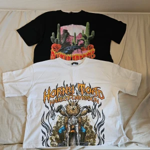 T-shirts med tryck  - Två sköna t-shirts av bomull, midjelånga. 35 kr styck!