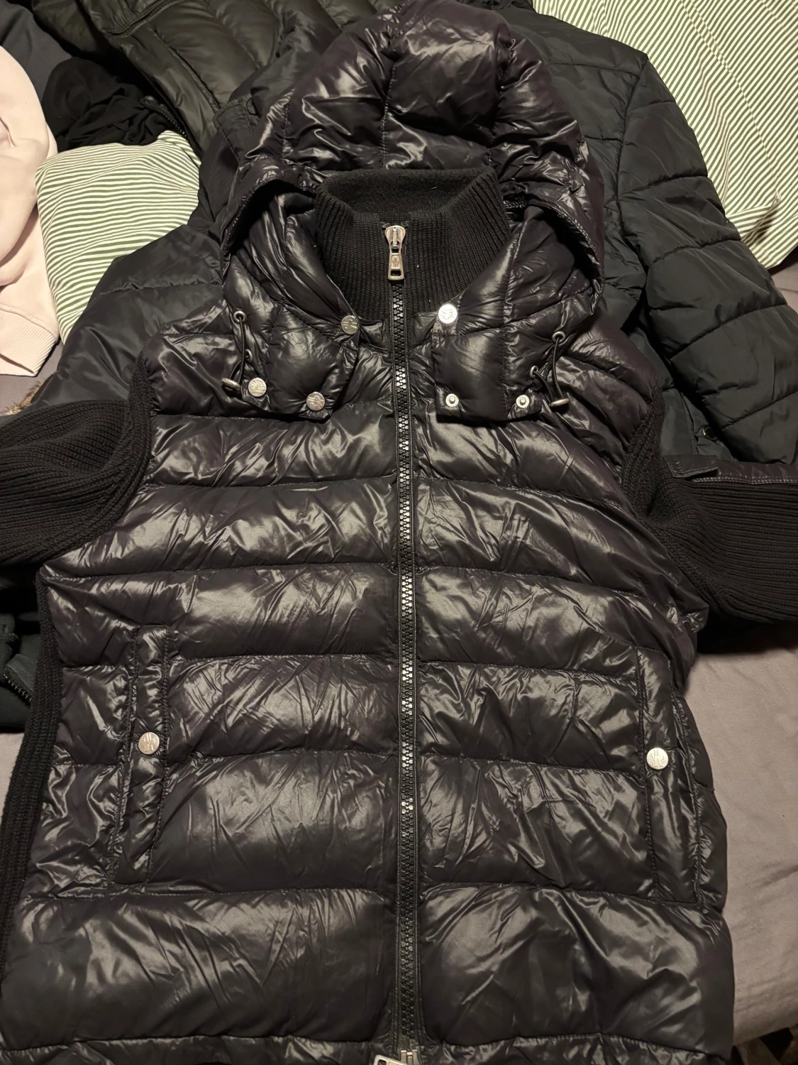 Svart Moncler pufferjacka med huva