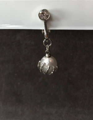 Clip on navelpiercing  - Säljer en clip on navel piercing, aldrig använd. Perfekt för de som inte vill ha en permanent piercing.