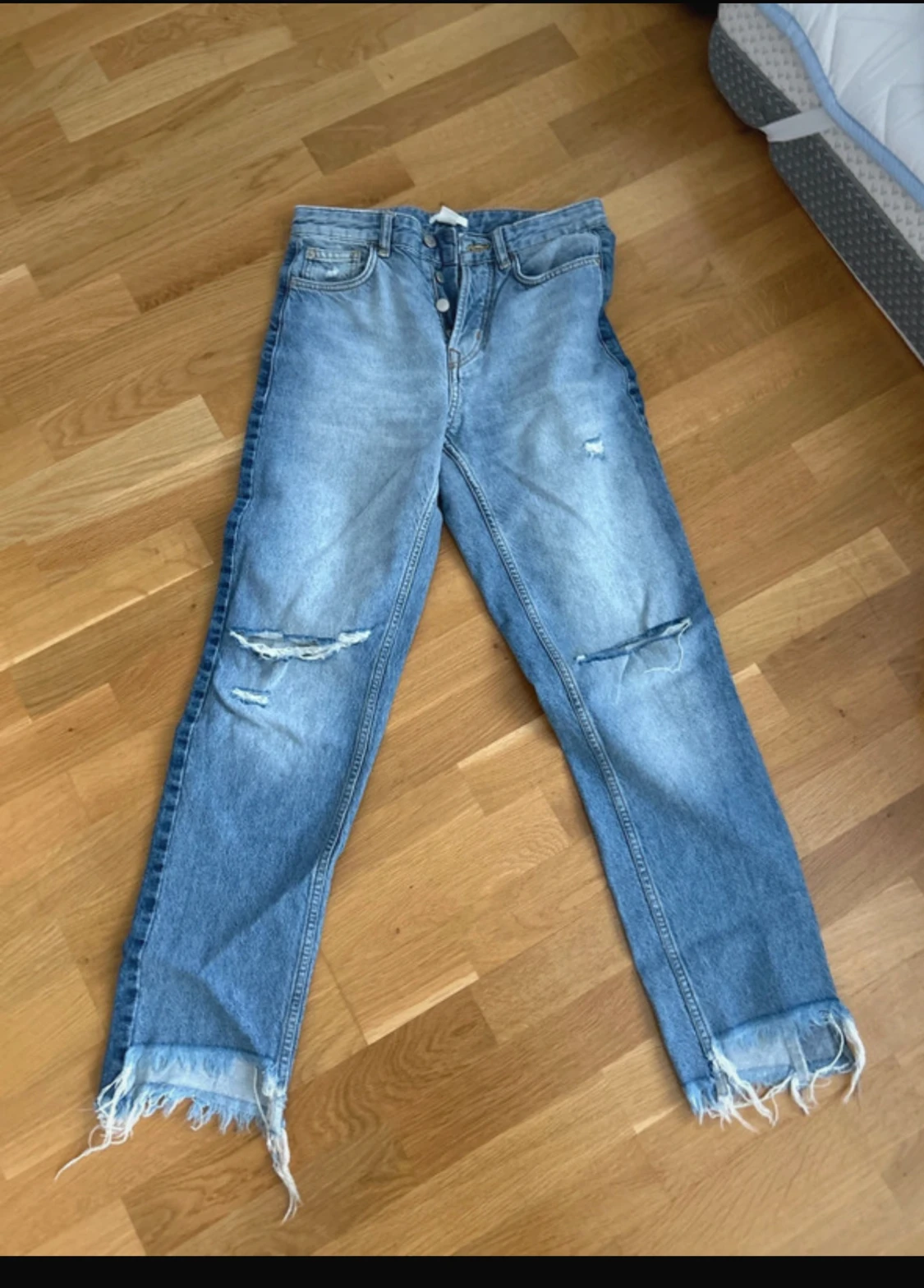 Blå slitna jeans från H&M, strl 36