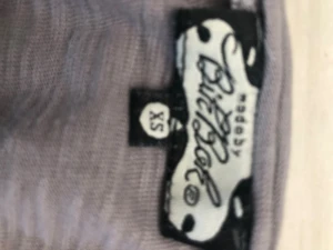 Grå långärmad tröja från Bik Bok - Säljer en enkel grå långärmad tröja från Bik Bok i storlek XS. Tröjan har en rundad halsringning och två fickor framtill. Materialet känns mjukt och lätt, perfekt för chill dagar. Passformen är normal och den har ribbade muddar vid ärmslut och nederkant.