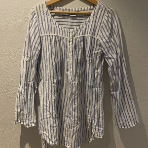 Randig blus - Säljer denna super fina randiga blusen som är köpt på Gina tricot!. Den är knappt använd.