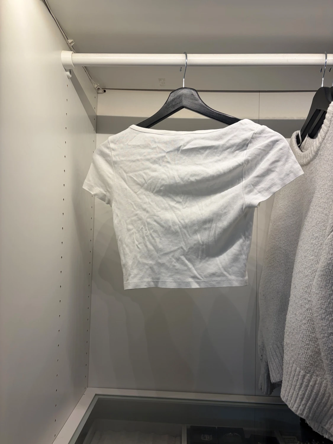 Vit croppad topp med knappar  - 2