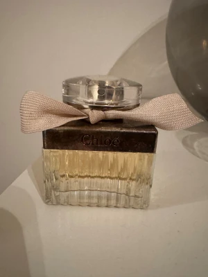 Dam parfym  - Chloé Eau de Parfum 50.   Missfärgad flaska därav säljs billigare. 