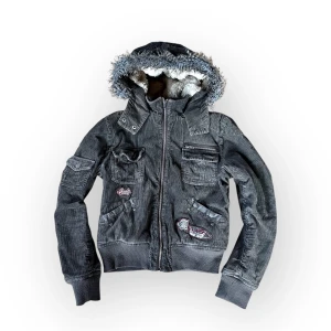 Vintage jacka - I am sellig this vintage jacket with faux fur in a M size (fits an S in my opinion) from the brand: Colors of the world  Measurements: Length from shoulder down: 52cm Width across at the bottom: 42cm  Write to me for other questions💕