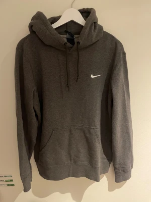 Nike hoodie  - Klassisk hoodie från Nike storlek M