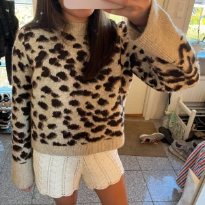 Leopard tröja  - Leopardtröja från hm, varm och gosig💕första bilden är lånad, pris kan diskuteras🥰🥰