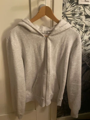 Ljusgrå zip-hoodie från 157 - Ljusgrå hoodie med dragkedja från 157. Klassisk modell med huva och ribbade muddar. Mjuk och skön kofta! 🥰