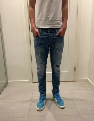 Dondup Jeans - Säljer nu dessa Dondup Jeans med snygga slitningar i populär design, skriv för fler bilder/frågor🙌🏼