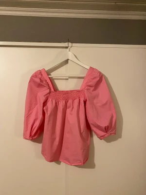 Rosa blus med puffärmar  - Rosa blus från H&M i storlek XS. Puffiga trekvartsärmar och smock upptill. Aldrig använd