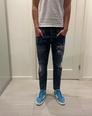 Dondup Jeans  - Säljer nu dessa Dondup Jeans med snygga slitningar i populär design, skriv för fler bilder/frågor🙌🏼