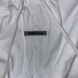 Vita shorts från Essentials Fear of God - Helt ny pris kan diskuteras