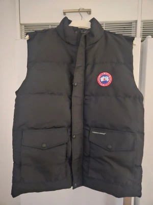 Svart väst - Helt ny oanvänd!! Akopia