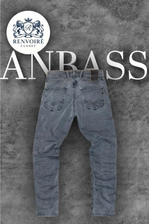 Replay anbass - Riktigt feta anbass i en efterfrågad grå färg som är riktigt snygg! Storlek 29-32. Köp nu innan de ryker!