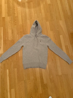  Morris tröja - En fin Morris tröja som är stickad i marin ull, och knappt använd i storlek M i en beige färg. Ny pris 2499kr pris kan diskuteras 