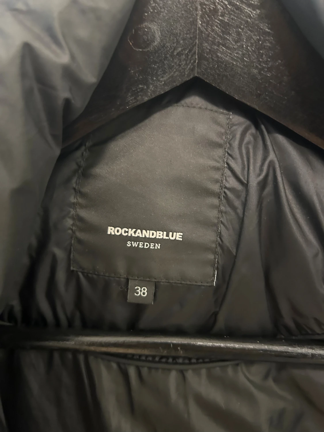 Svart pufferjacka med päls från Rockandblue - 3