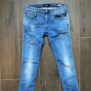 Replay Anbass blå jeans herr 32/34 - Snygga blå Replay Anbass jeans i storlek 32/34. Jeansen är i mycket bra skick. Dem är lite mörkare än vad man ser på bilden. Hör av er om ni har frågor, pris är inte hugget i sten😊