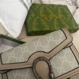 Väska! - Förra blev borttagen! Hej säljer min fina väska här som ej används! Den är helt ny! Har två st dem i bilden är min men har exakt samma! Helt oöppnad! ❤️hör jätte gärna av dig för mer information och frågor!🥰