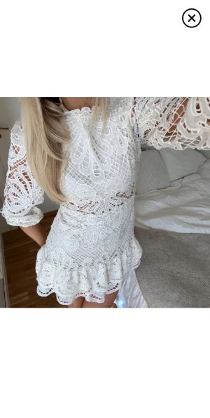 Vit spetsklänning med volang - Superfin vit studentklänning. Endast använd en gång. Lånade bilder, kan skicka egna om det efterfrågas.