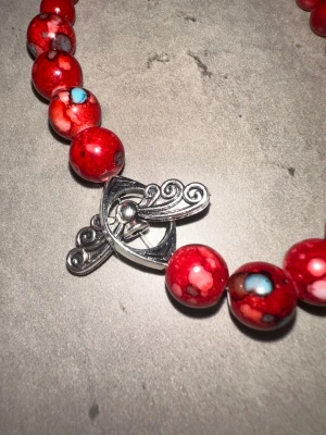 Angelwings-red.bynellie  - Detta armband har vi här som är rött nu ser du på bilderna hur det ser ut. Det skyddar ger trygghet och kärlek. Du kan duscha/bada med det. De är kan gå sönder om du drar hårt i den men annars nej,det passar alla och är jätte fint  190kr plus frakt❣️