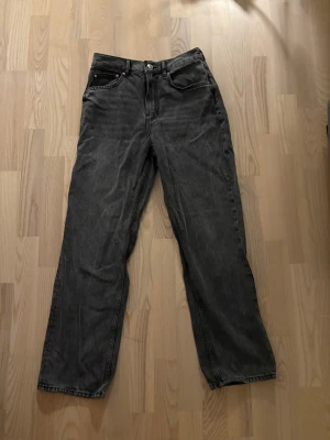 Grå jeans från g perfect jeans, strl 36 - Snygga grå jeans från g perfect jeans i rak modell med klassisk femficksdesign. Jeansen har normal passform och är tillverkade i slitstarkt denimtyg. Perfekt för dig som gillar en enkel och stilren look.