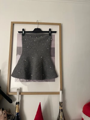 Toppar - Jätte fin stickad topp med pärlor på, använd en gång så nästan helt ny, ingen tecken på användning passar xs och s❤️