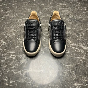 Giuseppe Zanotti - Säljer ett par otroligt snygga skor från det exklusiva märket Gucci! Skorna är i mycket bra skick, skulle säga ungefär 9,5/10. Nypris ligger på över 6000kronor men vi säljer våra för endast 1899 och kan gå ner i pris ännu mer vid snabb affär! Skorna är i storlek 42 och är true to size. Skriv gärna ifall det är några funderingar, allt bästa SkoKapet