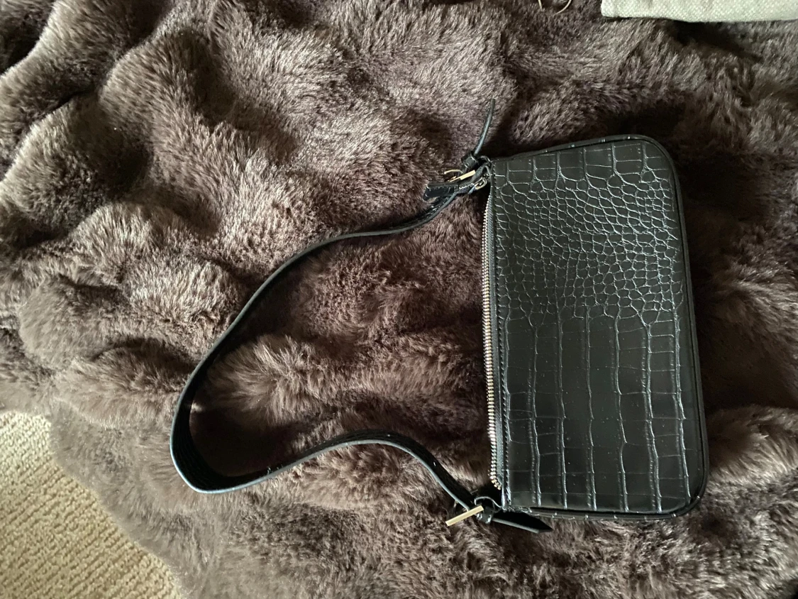 Svart axelväska från Gina Tricot - 1