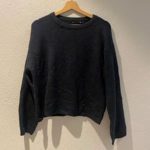 Stickad tröja  - Säljer denna stickade tröjan som är helt ny, förutom att det finns ett litet litet hål längst ner på tröjan (se bild 4) som knappt syns och går att fixa!. 