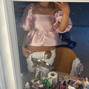 Gina topp - Topp från gina, använd ett fåtal gånger. Säljer då den inte kommer till användning samt att jag rensar garderoben. Köpt för ca 500 kronor