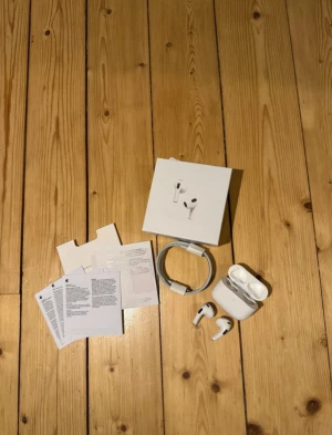 Hörlurar gen 3 - Säljer ett par AirPods Pro (modellnummer A2084) i fint skick med originalförpackning, laddningskabel och manualer. Trådlösa hörlurar med aktiv brusreducering och smidig anslutning till iPhone. Inga synliga defekter eller slitage. Perfekt för musik, samtal och träning.