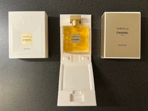 Chanel Gabrielle Essence Eau de Parfum - Säljer en Chanel Gabrielle Essence EDP kvinnlig parfym.  Jag fick den i present och den är inte använd, säljer den då jag har en liknande. Parfymen är köpt på en flygplats i Vienna, Österrike. Den innehåller 50 ml och nypris är 1350kr. Skriv i DM ifall du har några funderingar.  