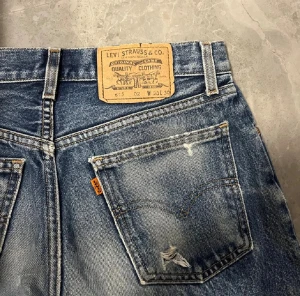 Levis Jeans  - Säljer dessa feta jeans från Levis, dem är i bra skick med snygg fade och snygga slitningar. Dem är storlek 28:30. Priset är inte hugget i sten, skriv till oss vid frågor eller andra funderingar