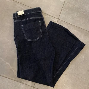Helt nya Gina tricot jeans  - Säljer dessa helt nya jeansen som är köpta på Gina tricot, men är däremot uppsydda lite, så dom passar 169cm, annars exakt samma liksom!.