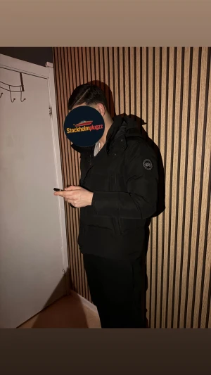 Canada goose jacka  - Säljer nu en canada goose jacka i storlek M. Använd fåtal gånger ,köpt på farfetch. Pälsen medföljer. Äktehetsbevis finns. Skriv vid minsta fundering✅