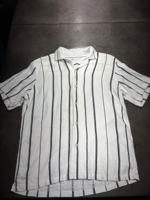 Randig Skjorta - Säljer en snygg, enkel, randig skjorta från Zara som passar till allt. Storlek: S men känns lite större än det, mer som M. Skriv vid frågor eller kom med bud!