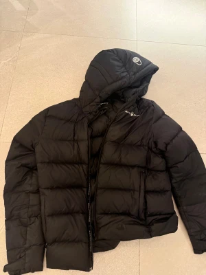  Sail racing -  Säljer denna snygga Sail racing jacka som har ett par defekter! Jackan har två hål ett vid framsidan långt ner och det andra på vänster under arm! Pris :- 199 retail :- 3000