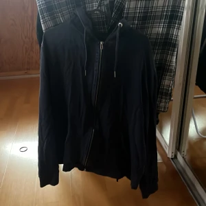 Svart hoodie med dragkedja från 157 - Mörk blå  hoodie från 157 med hel dragkedja framtill och huva med snörning. Tröjan har långa ärmar och är gjord i mjuk bomull, perfekt för chill dagar.pris går att diskutera vid en bra affär! (Använd max 3 gånger) 