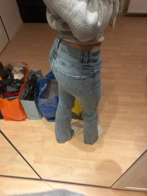 Ljus blåa jeans från Gina tricot  - Ljus blåa jeans från Gina tricot i storlek 32, perfekt skick. Säljer då de ej passar mig så bra i längden.