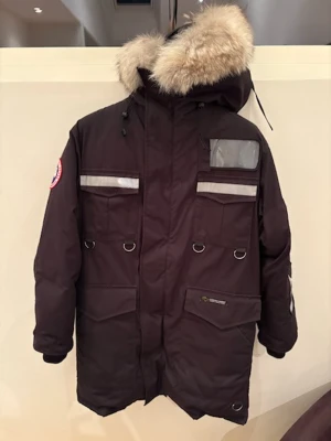 Canada Goose Resolute - Canada goose resolute i mycket bra skick. Storlek S och är perfekt till kalla vinterdagar. Priset är inte hugget i sten. Nypris ca 10 000- 15 000kr