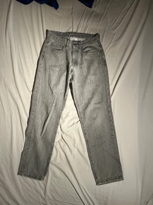 Vailent / V D Skate Grey Stone (tapered) - Säljer min grå Vailent jeans i storlek XS. Köpt 489kr från Carlings. Knappt använd. Nytt skick, inga tecken på användning eller skador. Tveka inte att ställa frågor!