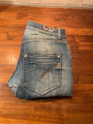 Dondup jeans  - Säljer dessa väldigt sällsynta jeans med en ovanlig fade på dom som bara kan fås via mycke användning.  Såklart har dom lite hål här o där men allt är lagat och inget hål är rakt igenom. Först i kvarn!