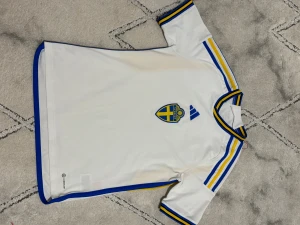 Sverige landslag jersey  - Säljer denna tröjan för den passar inte mig längre men annars är tröjan perfekt inga skador. 176cm storlek och 15-16y 