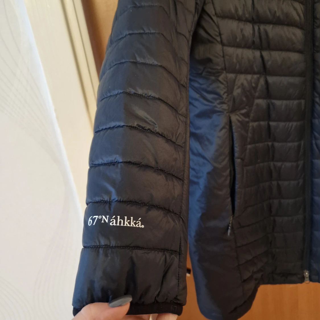 Svart quiltad dunjacka från 67°N Áhkká - 3